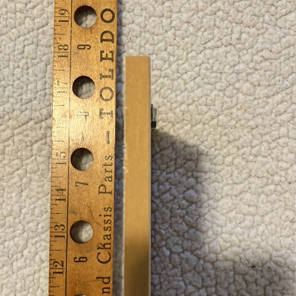 Plaque of Victorian Christmas Shopper Carrying Gifts in Snow 10x6 Glitter Accent - Picture 7 of 7